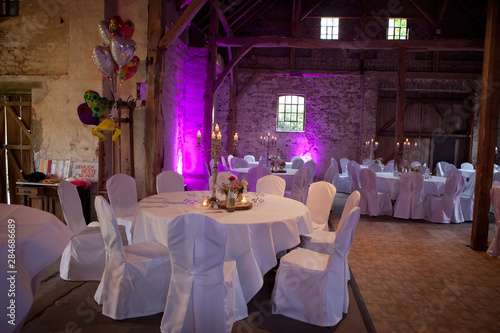 lovely pink themed Loft Wedding Party with pink ambience light and white chair covers © www.jh-photo.de