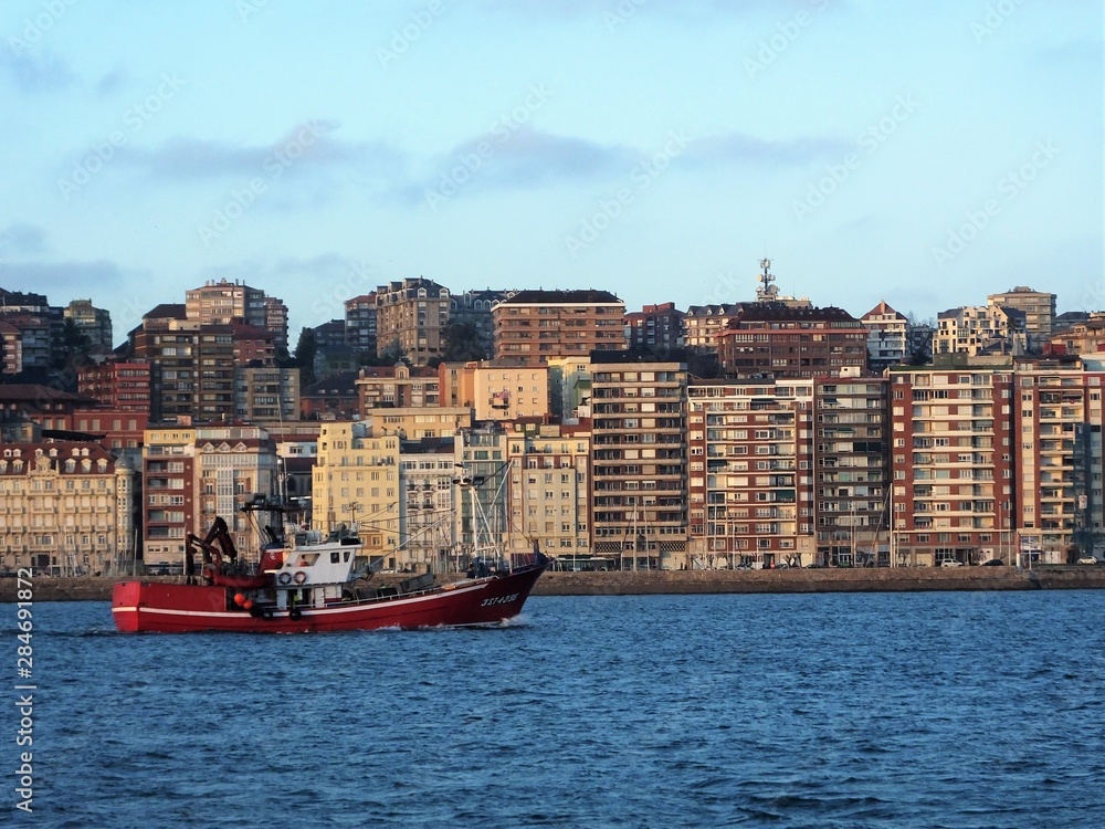 Fototapeta premium Pesqueros en la Bahía de Santander