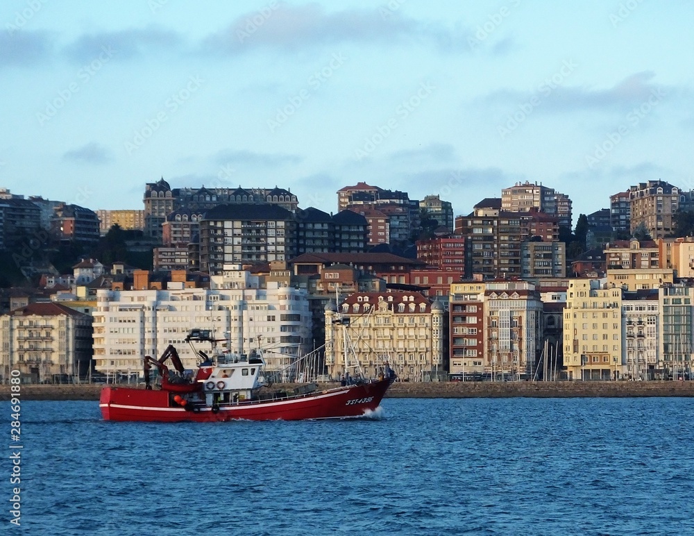 Obraz premium Pesqueros en la Bahía de Santander