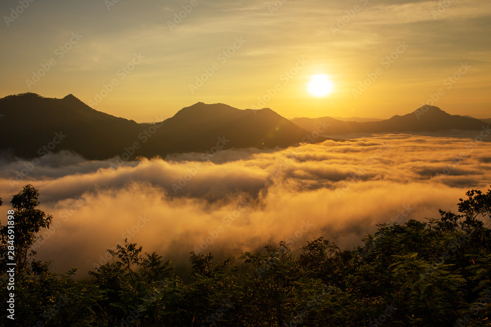 Naklejka premium Loei Thailand beautiful sunrise foggy scene and mountain view.