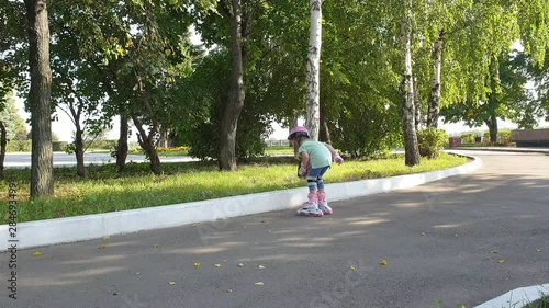 Wallpaper Mural little girl learn to roller skate in the Park Torontodigital.ca