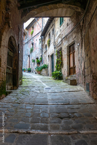 strade ed edifici della piccola citt   medievale di Sorano  Toscana  Italia