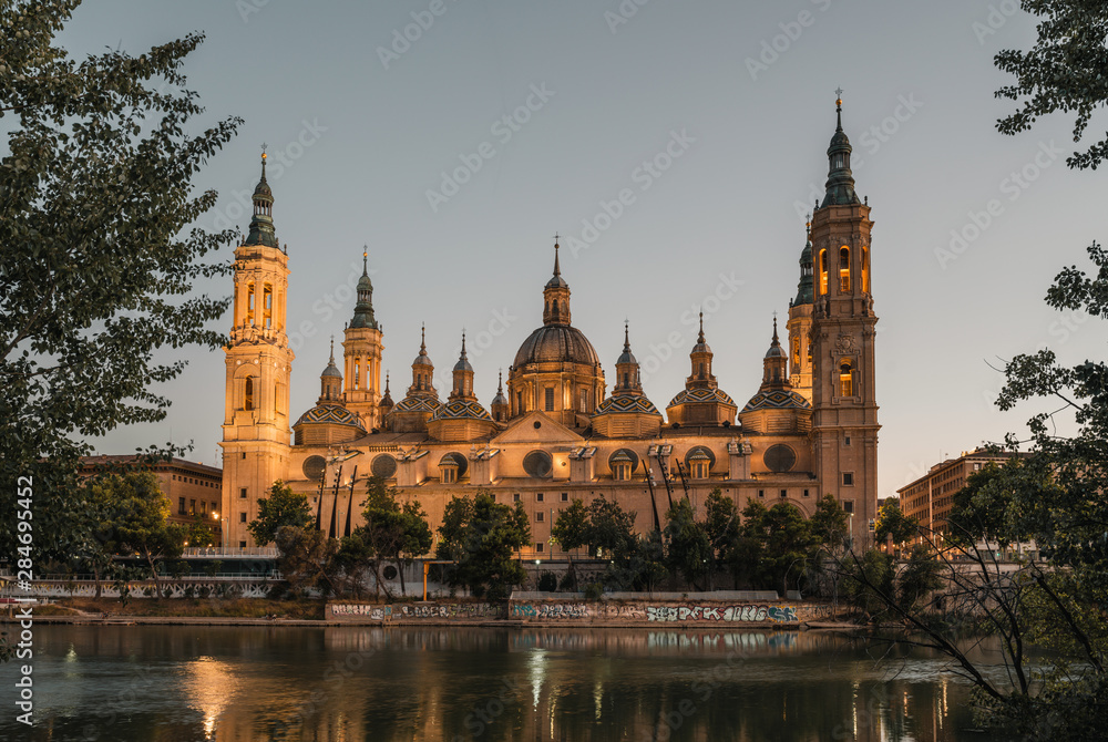 Obraz premium Widok na Bazylikę Pilar i rzekę Ebro w Saragossie, Hiszpania.
