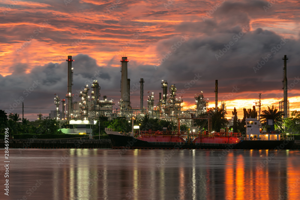 Naklejka premium oil and gas refinery petrochemical factory at night, petroleum and chemical plant