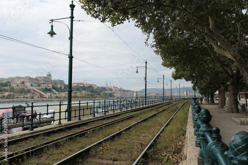 Vías a la orilla del río