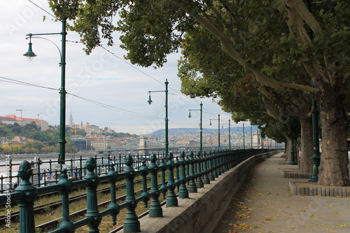 Vía y camino a la orilla del río