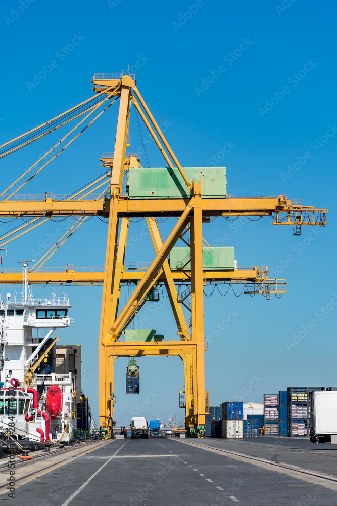 Contenedores de carga en terminal maritima,transporte intermodal. Contenedores de carga en terminal maritima,transporte intermodal.