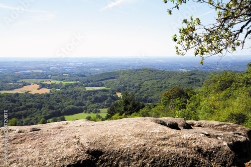 ROCHER PLAT ET ARRIÈRE-PLAN FLOU EN FRANCE_région nouvelle aquitaine