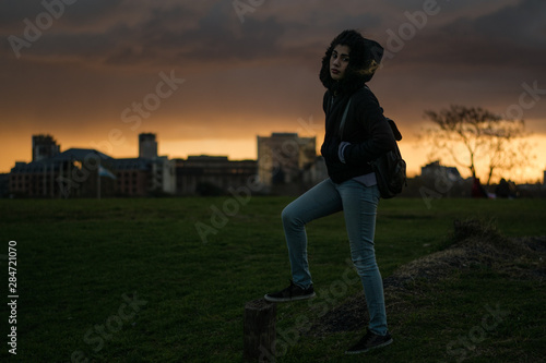 Fototapeta Naklejka Na Ścianę i Meble -  Contraluz de chica posando al aire libre