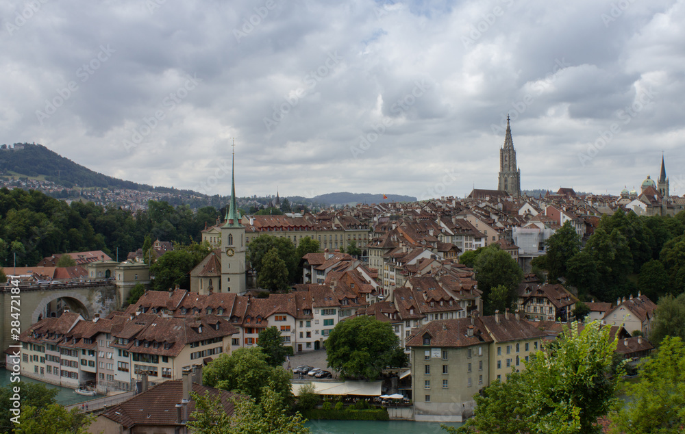 Blick in die Altstadt Bern Schweiz mit bewölktem Hintergrund
