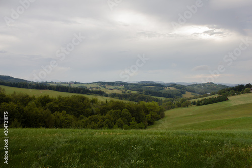 Hügellandschaft in Niederösterreich bewölkt Sonnenfenster grüne Wiese Niemand © JoHans