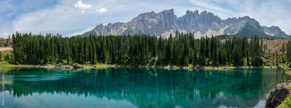 panorama sur l'eau bleue translucide d'un lac de montagne
