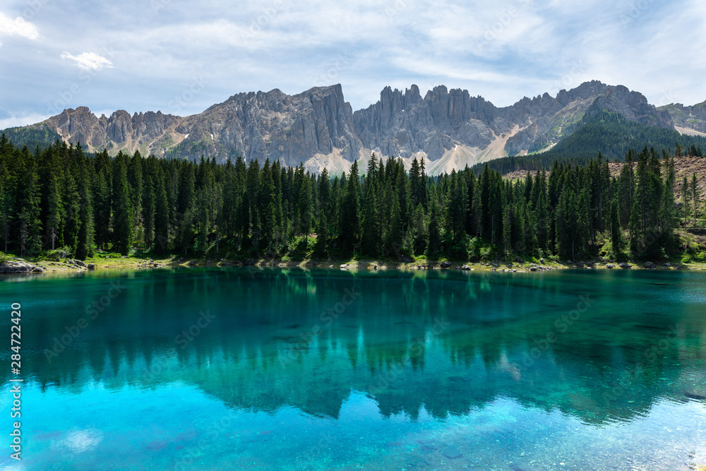 l'eau bleue translucide d'un lac des montagnes italiennes