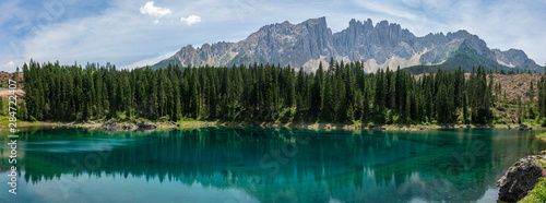 panorama sur l'eau bleue translucide d'un lac de montagne