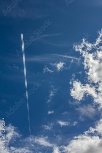 Wolkenbild mit Flugzeug und Kondensstreifen Niemand