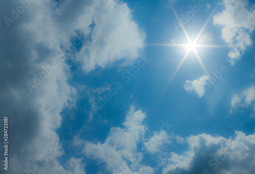 Blauer Himmel mit Wolken und Sonne