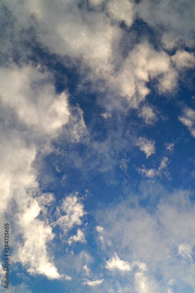 Obraz premium Large white cumulus clouds on a blue sky for background or ecology or nature.