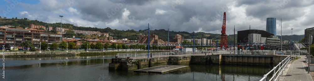 Panoramic view of the estuary of Bilbao, with the Euskalduna Theater in the background.