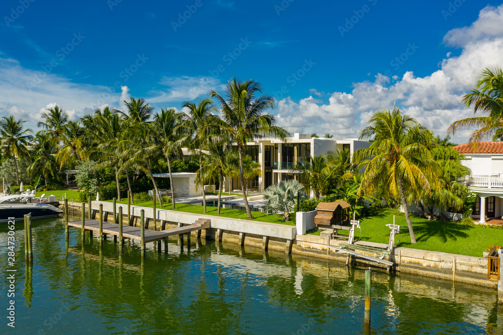 Modern upscale mansions in Miami Beach Modern upscale mansions in Miami Beach
