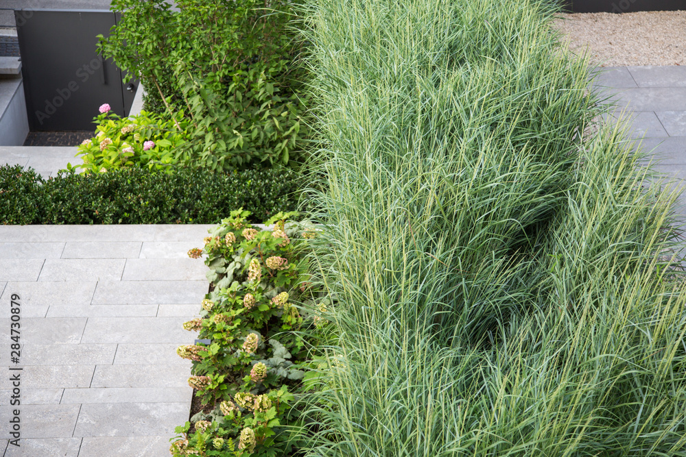 Moderne Garten und Terrassengestaltung im Materialmix