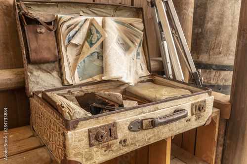 Ancienne valise contenant de vieux objets 