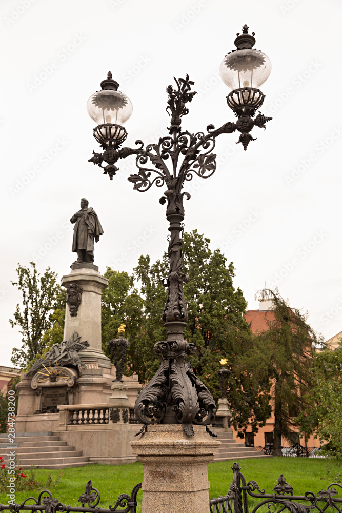 Monumento y farola en Varsovia, Polonia. Monumento y farola en Varsovia, Polonia.