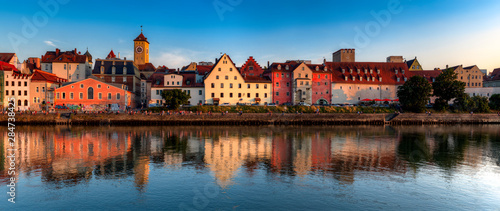 Die Altstadt von Regensburg am Abend von der Donau aus gesehen