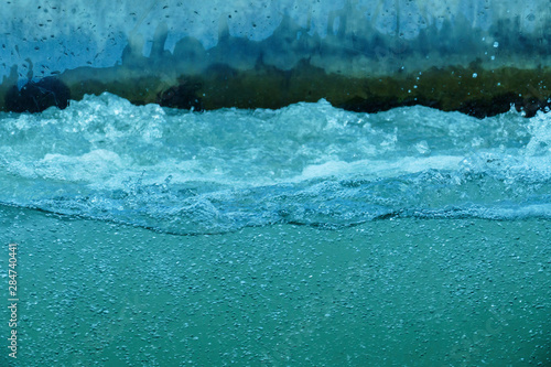 Wasser mit vielen kleinen Wasserblasen, sprudeln in türkis photo