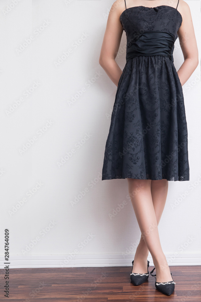 黒いドレスを着た女性　dress