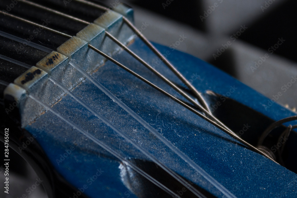 Primer plano de clavijero de guitarra azul con mucho polvo y cuerdas  deterioradas para explicar los cuidados de los instrumentos foto de Stock |  Adobe Stock