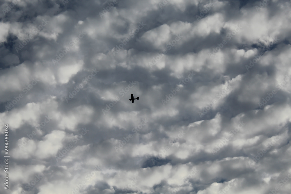 avião sob nuvens