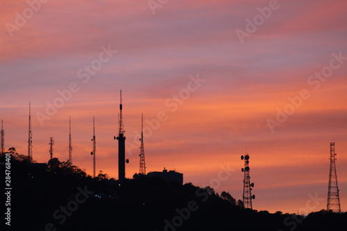 Florianopolis Nuvens laranjas, vermelhas e purpuras  no nascer do sol no Morro da Cruz, cidade de Florianópolis, estado de Santa Catarina, Brasil