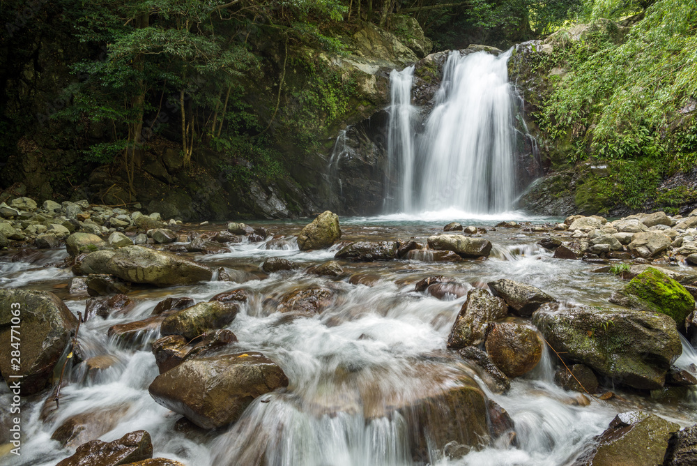 Fototapeta premium Przepływ rzeki Nakazono i wodospad Sakaguchi