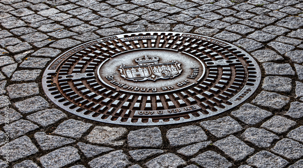 Gullydeckel mit Brandenburger Stadtwappen Gullydeckel mit Brandenburger Stadtwappen