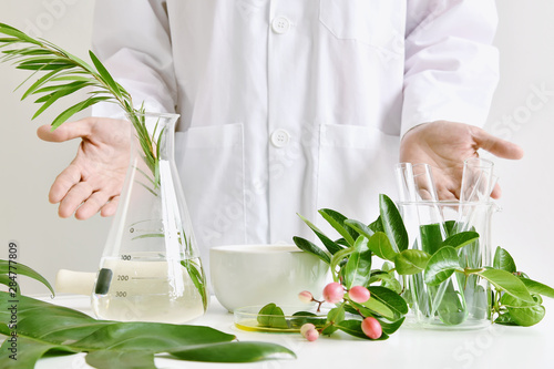 Obraz na płótnie Scientist with natural drug research, Natural organic and scientific extraction in glassware, Alternative green herb medicine, Natural skin care beauty products, Cosmetic laboratory concept. w salonie