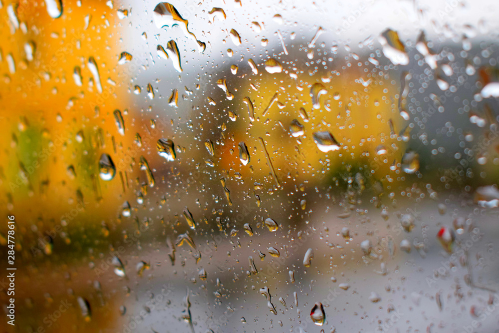 Cristal con gotas de lluvia en una tormenta Stock Photo | Adobe Stock