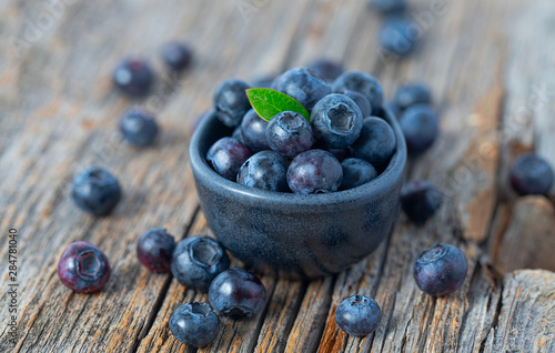fresh blueberries in a black bowl
