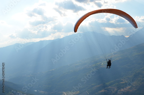 Envol parapente montagne couché soleil mont blanc