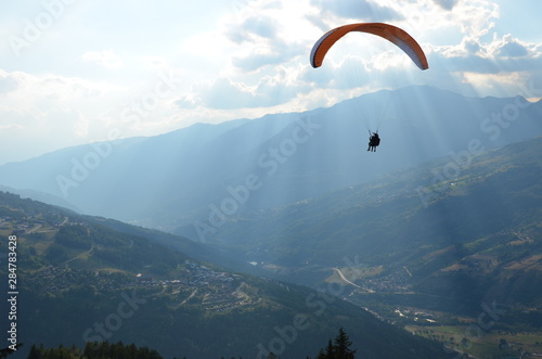 Envol parapente montagne couché soleil mont blanc
