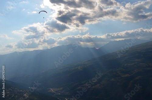 Envol parapente montagne couché soleil mont blanc