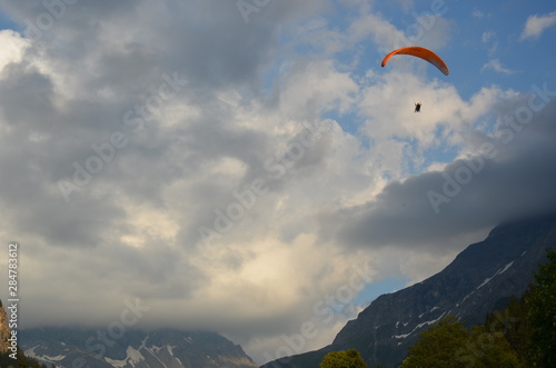 Envol parapente montagne couché soleil mont blanc photo