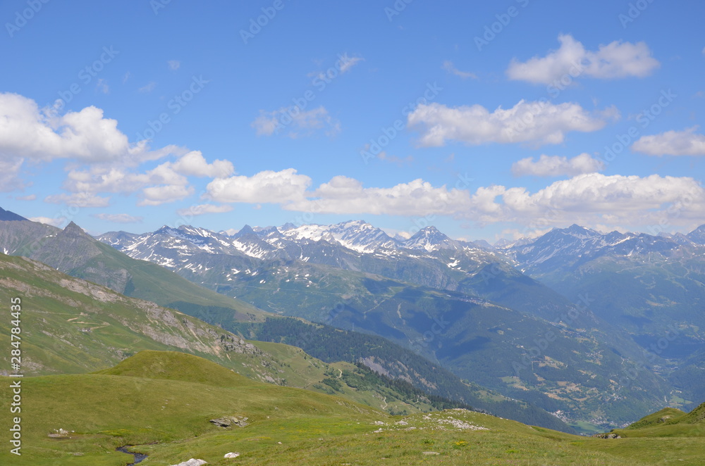Obraz premium Vue sur le mont blanc et du fort de la platte forclaz