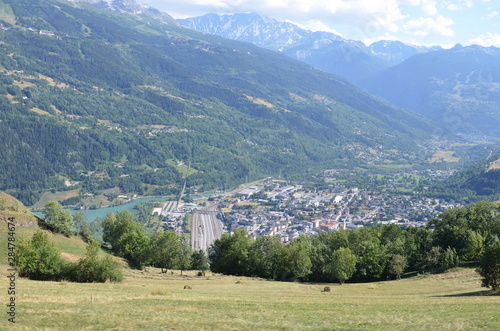 Vue sur bourg saint maurice en haut du fort de la platte photo