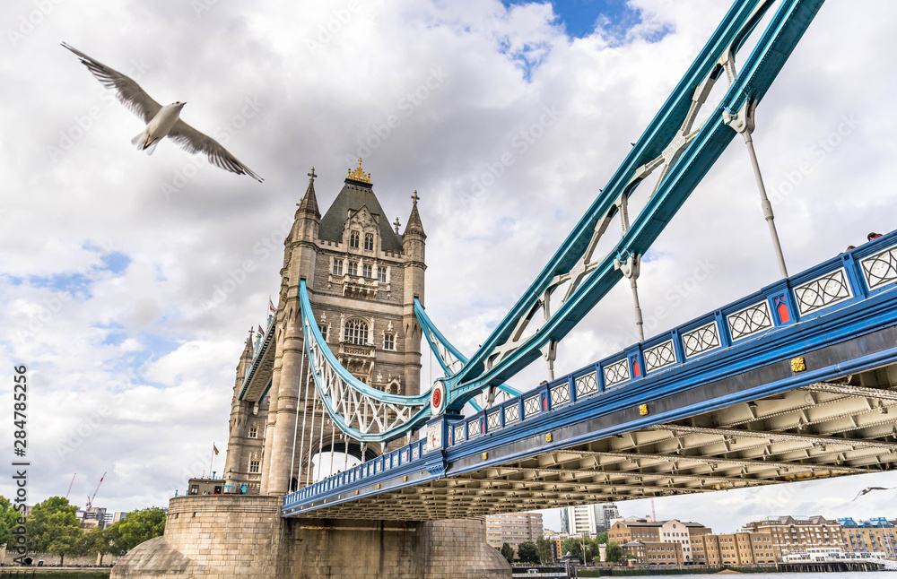Fototapeta premium Tower Bridge in London at cloudy day 