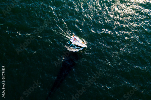 Barca a vela in navigazione - vista aerea © Silvano Rebai