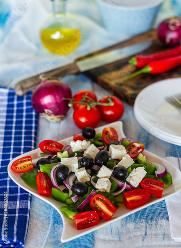 Salatka grecka z serem feta. Wegaetrianska potrawa. Swieze warzywa i ser. Salatka z bialym serem.  Swieza przystawka. photo