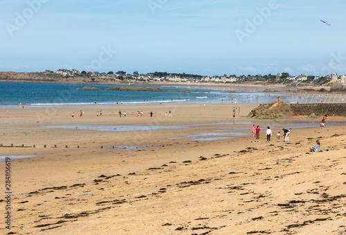  Romantic walk of people on the picturesque beach of Saint Malo. Brittany, France © wjarek