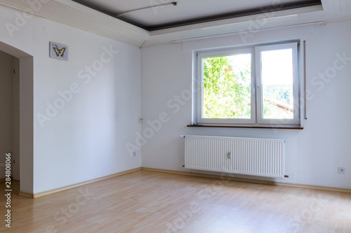 Fotografia nieruchomosci. Mieszaknie na wynaje. Nowoczesna zabudowa. Podwieszany sufit.  Przytulne mieszaknko. Lokum dla dwojga. Drewniana podloga. Nowe budownictwo.