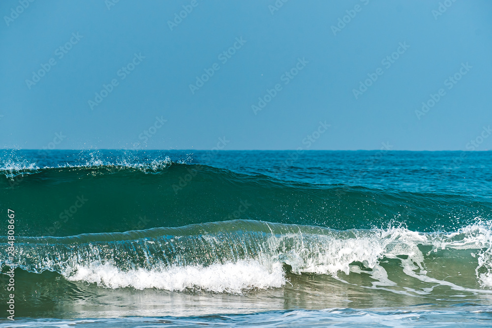 Naklejka premium Ocean waves isolated in sky background.
