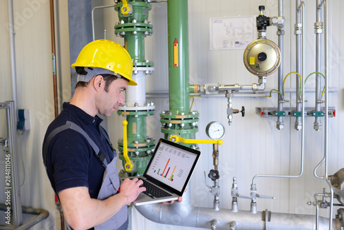 Bild auf Leinwand Arbeiter bei Instandhaltung einer modernen Industrieanlage - Kontrolle und Aufna